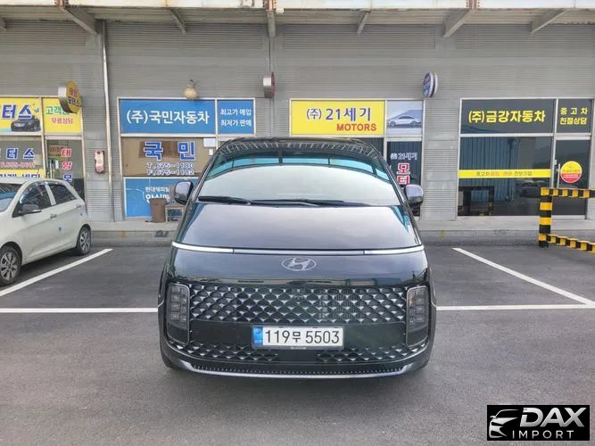 Hyundai Staria Lounge 7-Seater
